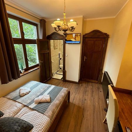 Dworek Oliwski Bed & Breakfast Гданск Екстериор снимка