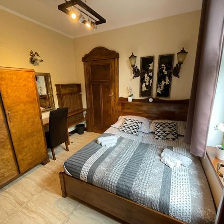 Dworek Oliwski Bed & Breakfast Гданск Екстериор снимка