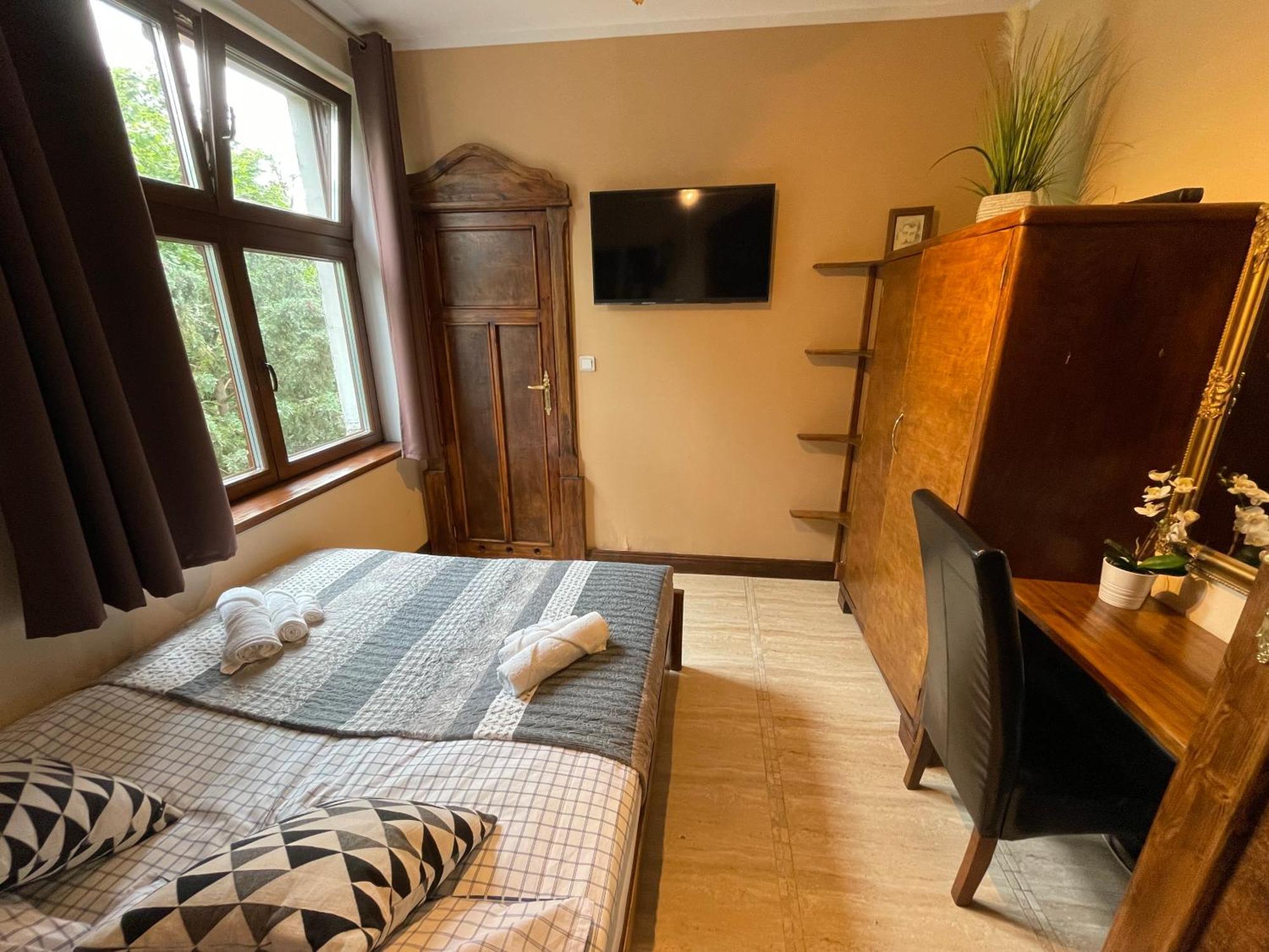 Dworek Oliwski Bed & Breakfast Гданск Екстериор снимка