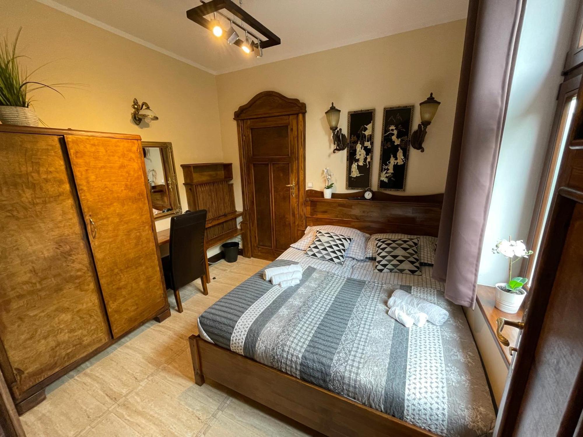 Dworek Oliwski Bed & Breakfast Гданск Екстериор снимка