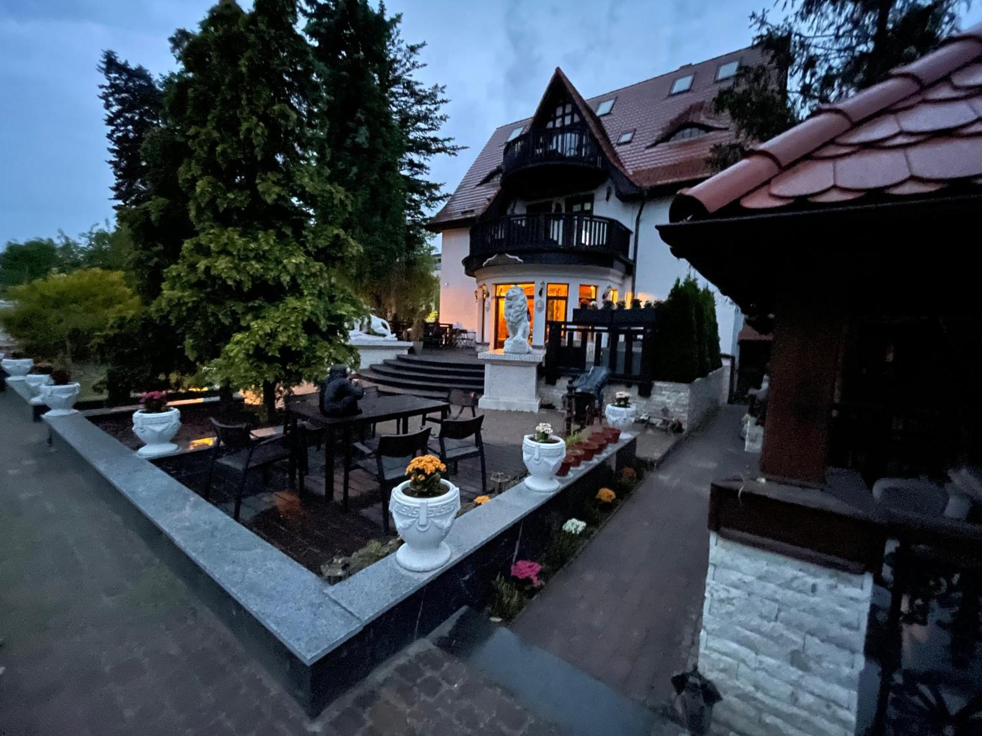 Dworek Oliwski Bed & Breakfast Гданск Екстериор снимка