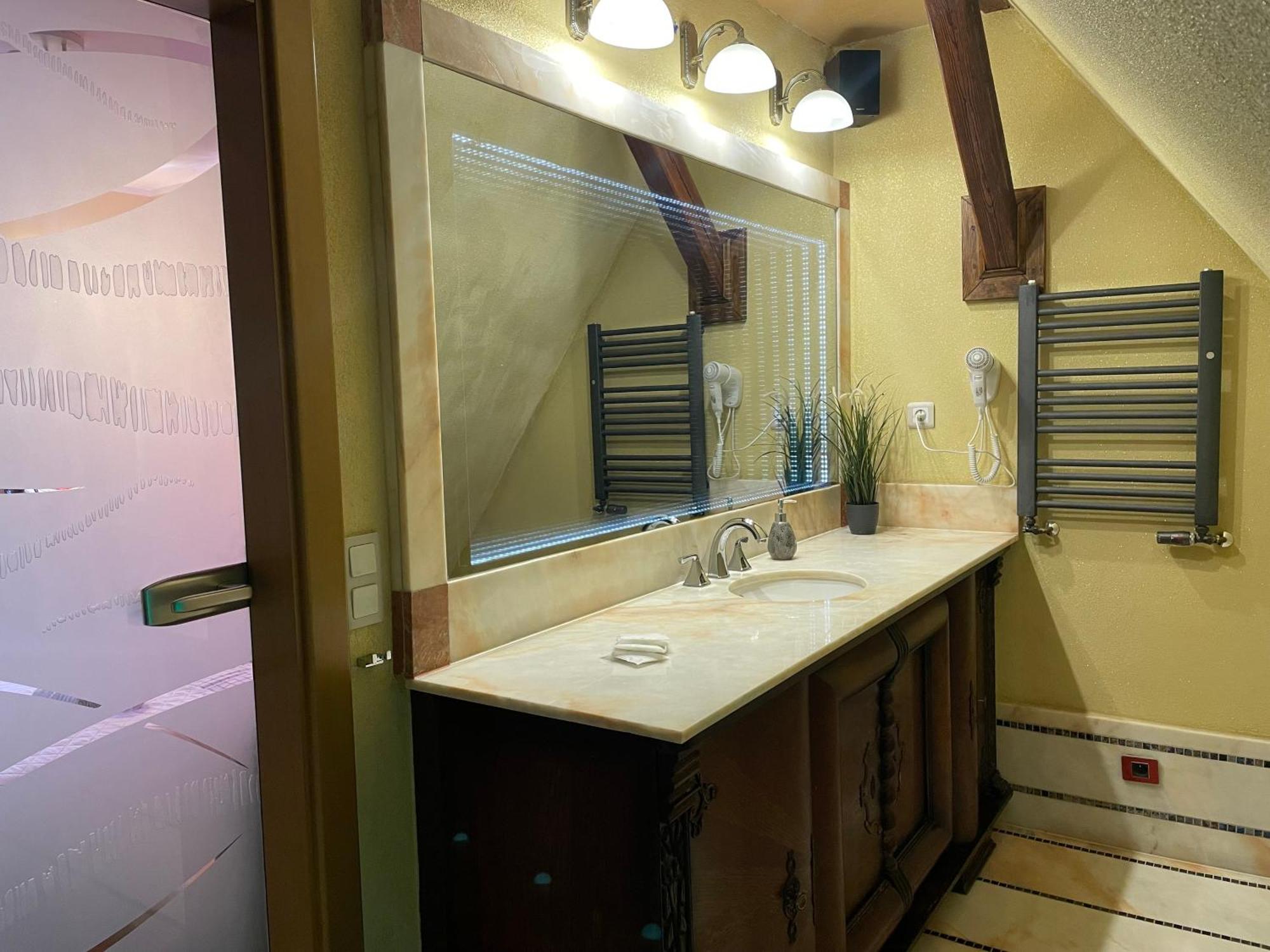 Dworek Oliwski Bed & Breakfast Гданск Екстериор снимка